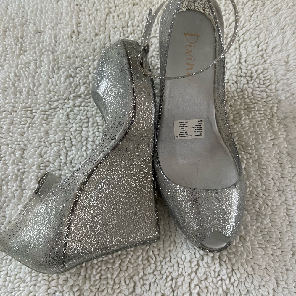 NWOT DIVINE SILVER GLITTER SILICONE WEDGE OPEN TOE SANDAL SIZE 8
